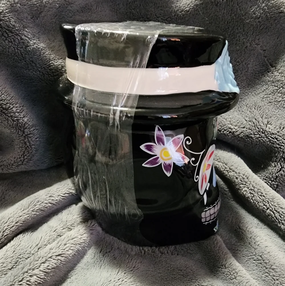 NWT DAY OF THE DEAD SKULL CANISTER/ 💀 CONTAINER. NEVER BEEN OPEN.